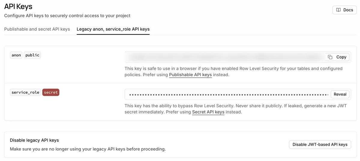 Supabase API Keys 화면의 Legacy anon service_role 탭. anon public 키에는 RLS를 켰다면 브라우저에서 안전하다는 설명이, service_role secret 키에는 RLS를 우회하므로 절대 공개하지 말라는 설명이 붙어 있다